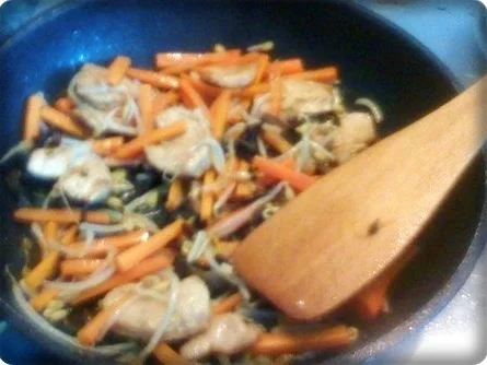 Asiatisch - Gebratene Reis Bandnudeln mit Hähnchen und Gemüse - Rezept - Bild Nr. 8