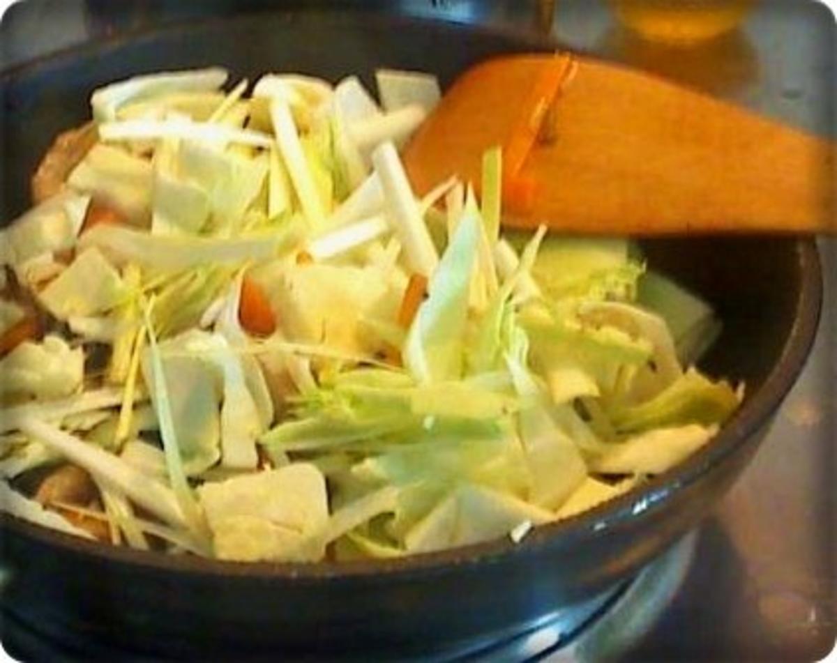 Asiatisch - Gebratene Reis Bandnudeln mit Hähnchen und Gemüse - Rezept - Bild Nr. 10