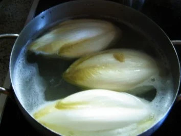 Rezept: Chicoree mit einer Käsesoße überbacken Bild Nr. 3 Chicoree mit einer Käsesoße überbacken - Rezept - Bild Nr. 3