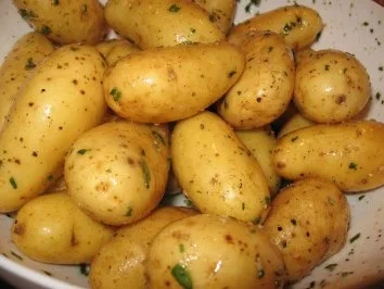 Jungschweinerücken mit Schwarte, gepökelt. Dazu Kräuter-Grillkartoffeln und Quarkdipp. - Rezept - Bild Nr. 3