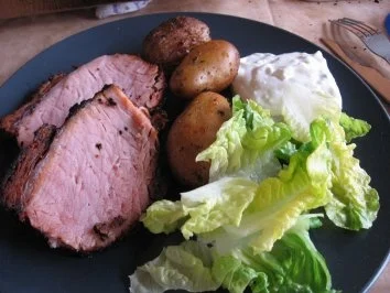 Jungschweinerücken mit Schwarte, gepökelt. Dazu Kräuter-Grillkartoffeln und Quarkdipp. - Rezept - Bild Nr. 6