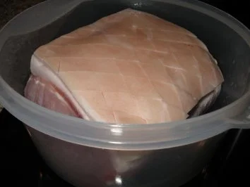 Jungschweinerücken mit Schwarte, gepökelt. Dazu Kräuter-Grillkartoffeln und Quarkdipp. - Rezept - Bild Nr. 2