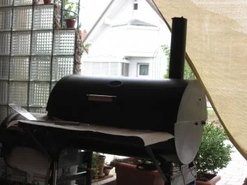 Jungschweinerücken mit Schwarte, gepökelt. Dazu Kräuter-Grillkartoffeln und Quarkdipp. - Rezept