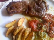 T-Bonesteak auf Tomaten-Zwiebelbett - Rezept