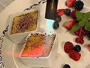 Zweierlei Creme Brulee mit Sommerbeeren - Rezept