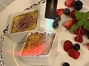 Zweierlei Creme Brulee mit Sommerbeeren - Rezept