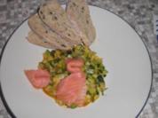Zuccinigemüse mit Räucherlachs und Olivenbrot - Rezept