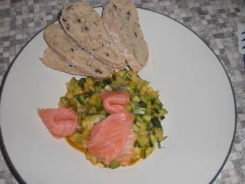 Rezept: Zuccinigemüse mit Räucherlachs und Olivenbrot Bild Nr. 2 Zuccinigemüse mit Räucherlachs und Olivenbrot - Rezept - Bild Nr. 2