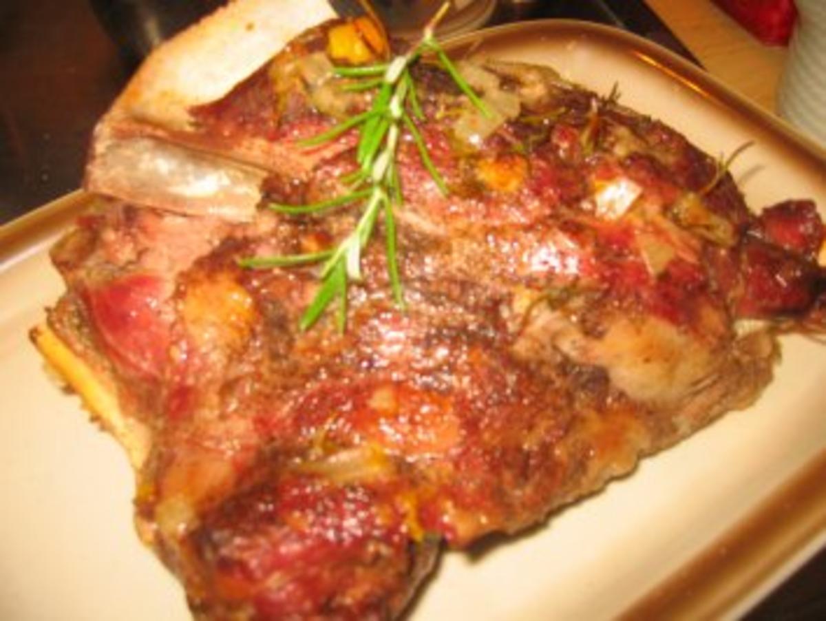 Fleisch: Geschmorter,gespickter Lammbraten - Rezept - kochbar.de