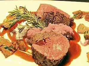 Rinderfilet mit lila Kartoffelpüree, Edelpilzen und Zucchinipesto - Rezept - Bild Nr. 9