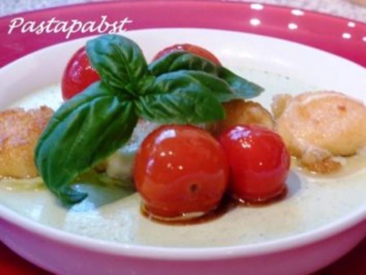 Basilikum Panna Cotta mit geschmolzenen Tomaten und Mozzarella - Rezept