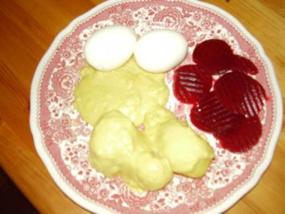 Ei  in Senfsosse mit Pellkartoffel und Rote Bete - Rezept