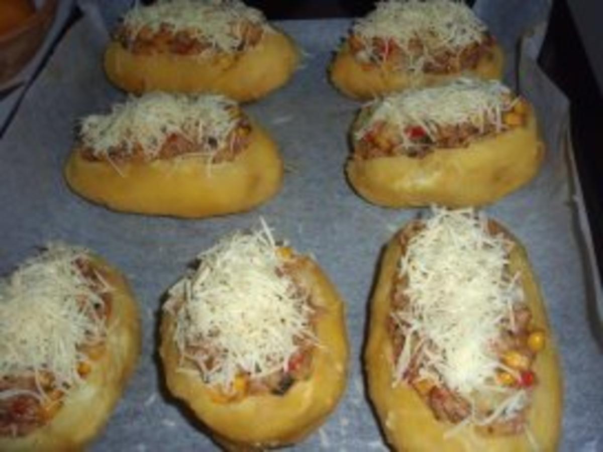 Deftiges: Gefüllte Hackfleisch-Kartoffeln mit Tomatensoße - Rezept ...