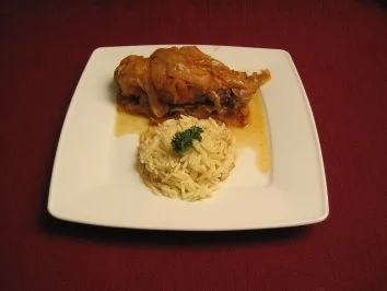 Rezept: Kaninchenkeule auf Zwiebeln mit griechischen Reisnudeln Kaninchenkeule auf Zwiebeln mit griechischen Reisnudeln - Rezept