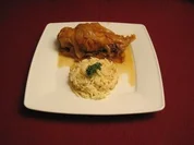 Kaninchenkeule auf Zwiebeln mit griechischen Reisnudeln - Rezept