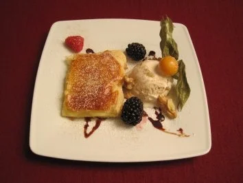 Blätterteig gefüllt mit Pudding und Walnusseis - Rezept