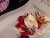 Erdbeeren in Wodka-Tabasco mit frischer Minze und Vanilleeis - Rezept