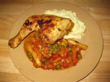 Hähnchenschenkel in einer bunten Gemüsepfütze  ;-))) - Rezept