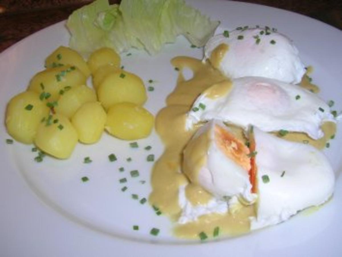 pochierte Eier in Senfsauce, Salzkartoffeln, Salat - die gute alte ...