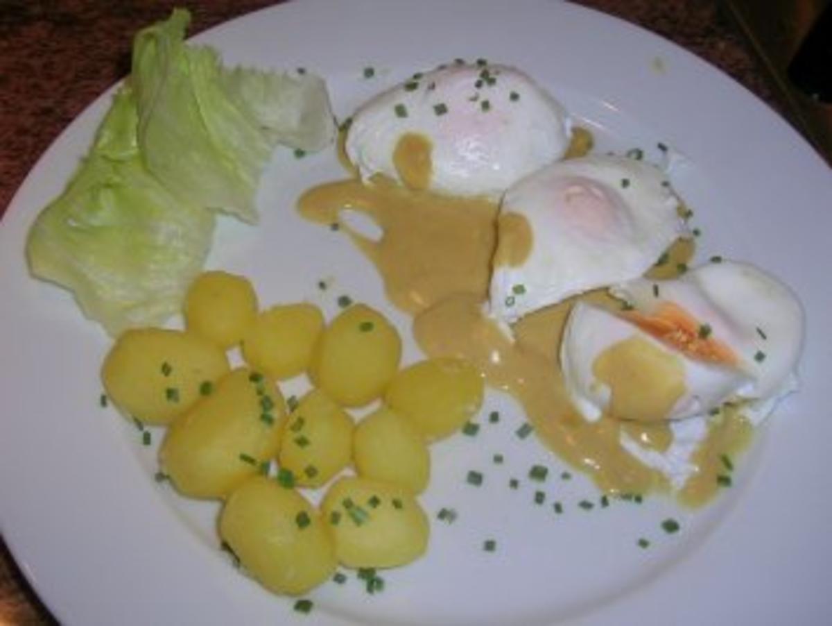 pochierte Eier in Senfsauce, Salzkartoffeln, Salat - die gute alte Uralt-Küche von Oma - Rezept - Bild Nr. 2