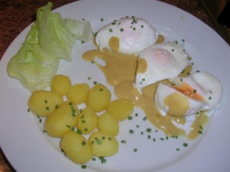 Pochierte Eier in Senfsauce, Salzkartoffeln, Salat die gute alte Uralt ...