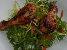 Marinierte Hähnchenbollen mit Salat in Zitronen-Wasabi-Vinaigrette - Rezept