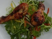 Marinierte Hähnchenbollen mit Salat in Zitronen-Wasabi-Vinaigrette - Rezept