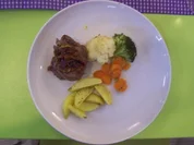 Rosmarin-Rinderfilet an karamellisierten Ingwer-Kaisergemüse an chateau-Kartoffeln - Rezept