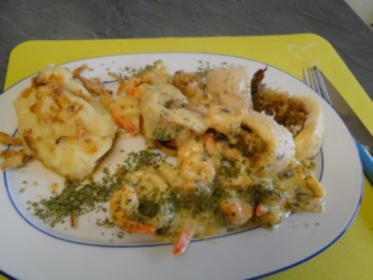 Bilder für Pangasiusröllchen gefüllt mit Sauerkaut , Scampi-Tintenfischsauce und Pü - Rezept