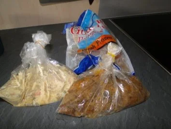 Pangasiusröllchen gefüllt mit Sauerkaut , Scampi-Tintenfischsauce und Pü - Rezept - Bild Nr. 2