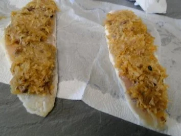 Pangasiusröllchen gefüllt mit Sauerkaut , Scampi-Tintenfischsauce und Pü - Rezept - Bild Nr. 4