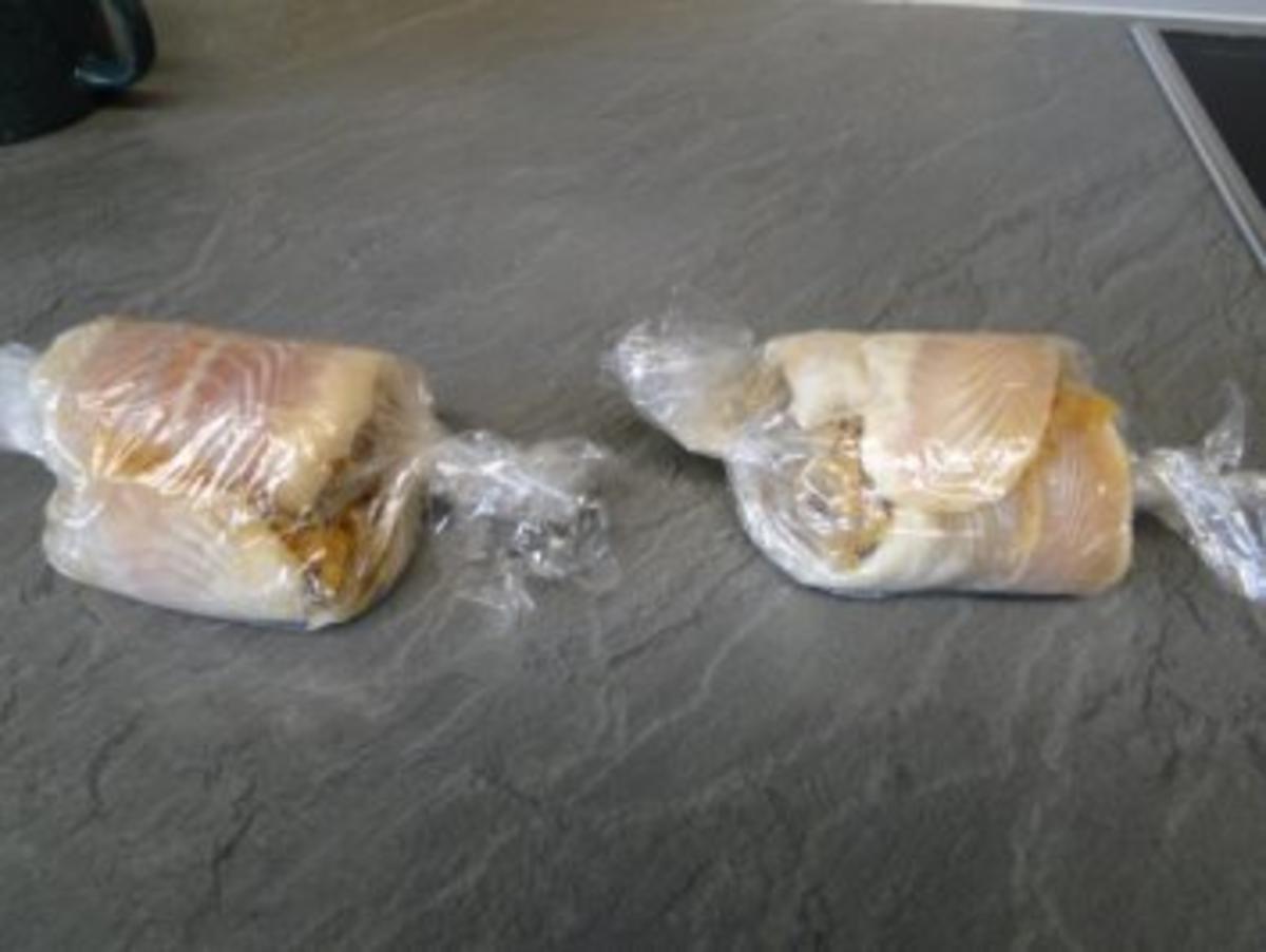 Pangasiusröllchen gefüllt mit Sauerkaut , Scampi-Tintenfischsauce und Pü - Rezept - Bild Nr. 5