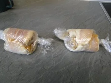 Pangasiusröllchen gefüllt mit Sauerkaut , Scampi-Tintenfischsauce und Pü - Rezept - Bild Nr. 5