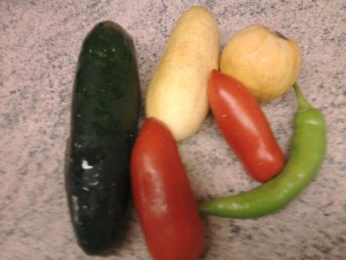 Tomaten-Gurken-Peperoni-Salat - Rezept - Bild Nr. 2