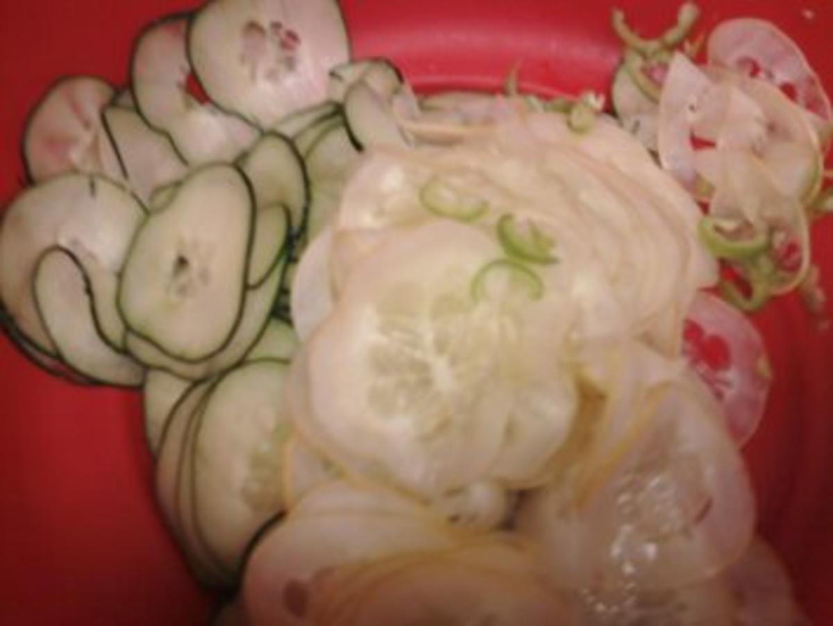 Tomaten-Gurken-Peperoni-Salat - Rezept mit Bild - kochbar.de