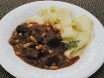 Rotweingulasch mit weißen Bohnen - Rezept