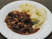 Rotweingulasch mit weißen Bohnen - Rezept