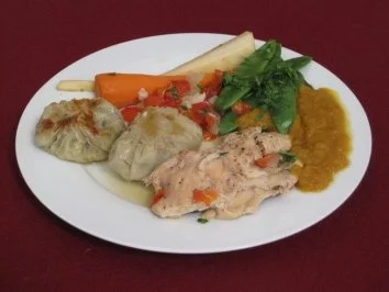 Weißweinmaishähnchen und Gemüse aus dem Römertopf mit Kartoffelknödeln - Rezept