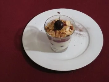 Rezept: Frischkäsesahnecreme mit Kirschen und Mandelkrokant Frischkäsesahnecreme mit Kirschen und Mandelkrokant - Rezept