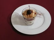 Frischkäsesahnecreme mit Kirschen und Mandelkrokant - Rezept