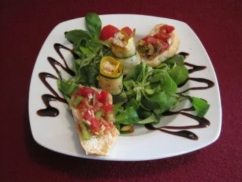 Rezept: Zucchini-Lachsröllchen auf Feldsalat mit kleinem Tomaten-Crostini Zucchini-Lachsröllchen auf Feldsalat mit kleinem Tomaten-Crostini - Rezept