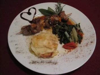 Kalbsfiletspieße auf Tomaten-Mangold-Gemüse an Kartoffelgratintürmchen - Rezept