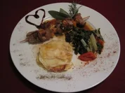 Kalbsfiletspieße auf Tomaten-Mangold-Gemüse an Kartoffelgratintürmchen - Rezept