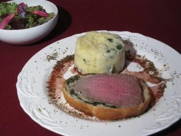 Rinderfilet mit Kalbsfarce und Blattspinat im Blätterteigmantel - Rezept