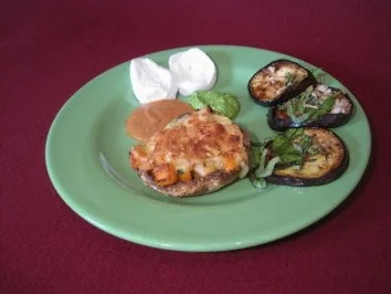 Rezept: Marinierte Auberginen, Mozzarella an zwei Soßen und gefüllte Champignons Marinierte Auberginen, Mozzarella an zwei Soßen und gefüllte Champignons - Rezept