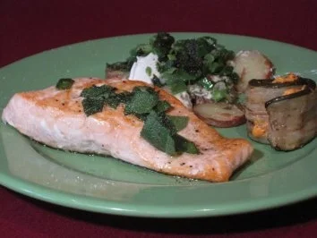 Kartoffelcarpaccio mit lauwarmem Ziegenkäse und Lachsfilet - Rezept