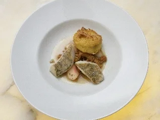 Auf der Haut gebratener Zander, weißer Pfirsich mit Pfifferlingen und Kartoffel-Rosmarin-Küchlein - Rezept