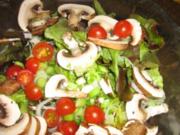 Bunter Eichblattsalat mit Champignons und einer Kräutervinaigrette - Rezept