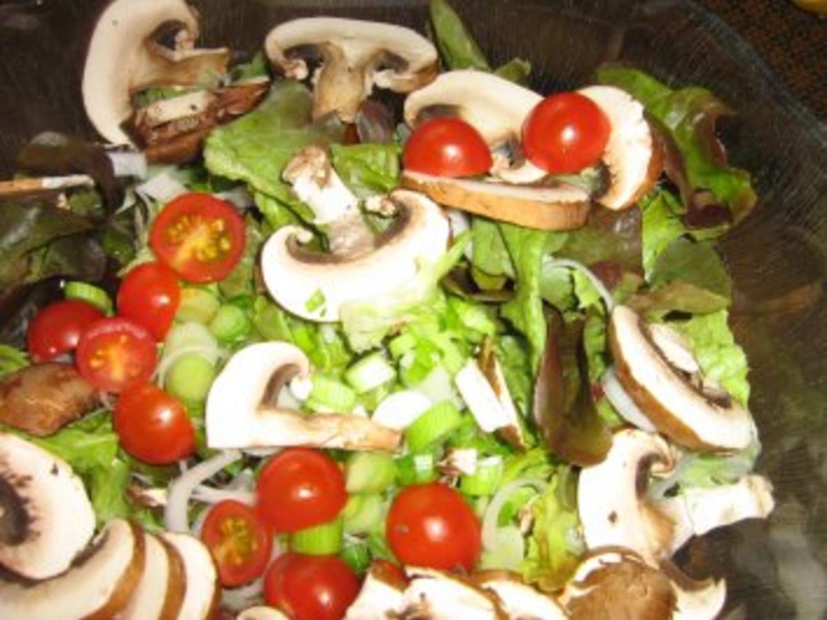 Bunter Eichblattsalat mit Champignons und einer Kräutervinaigrette ...