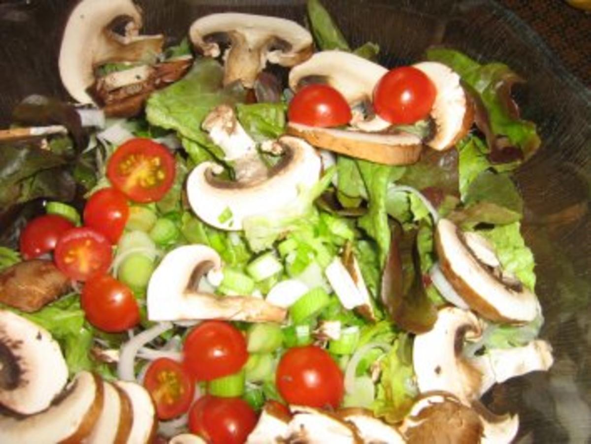 Bilder für Bunter Eichblattsalat mit Champignons und einer Kräutervinaigrette - Rezept